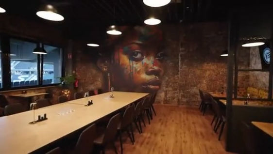 Ristorante riqualificato valorizzando superfici e identità visiva senza modificare la struttura esistente