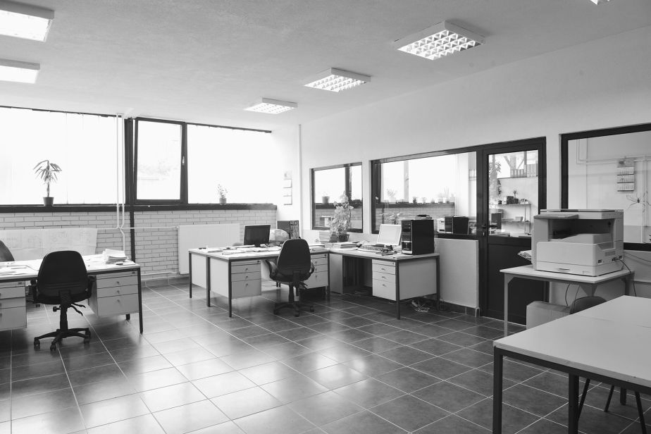 Riqualificazione temporanea di uno spazio di lavoro con interventi non invasivi su pareti e superfici