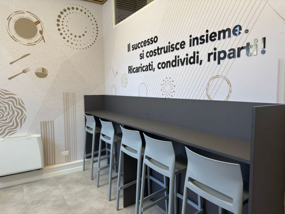 Sala break aziendale riqualificata per migliorare comfort e utilizzo quotidiano dello spazio